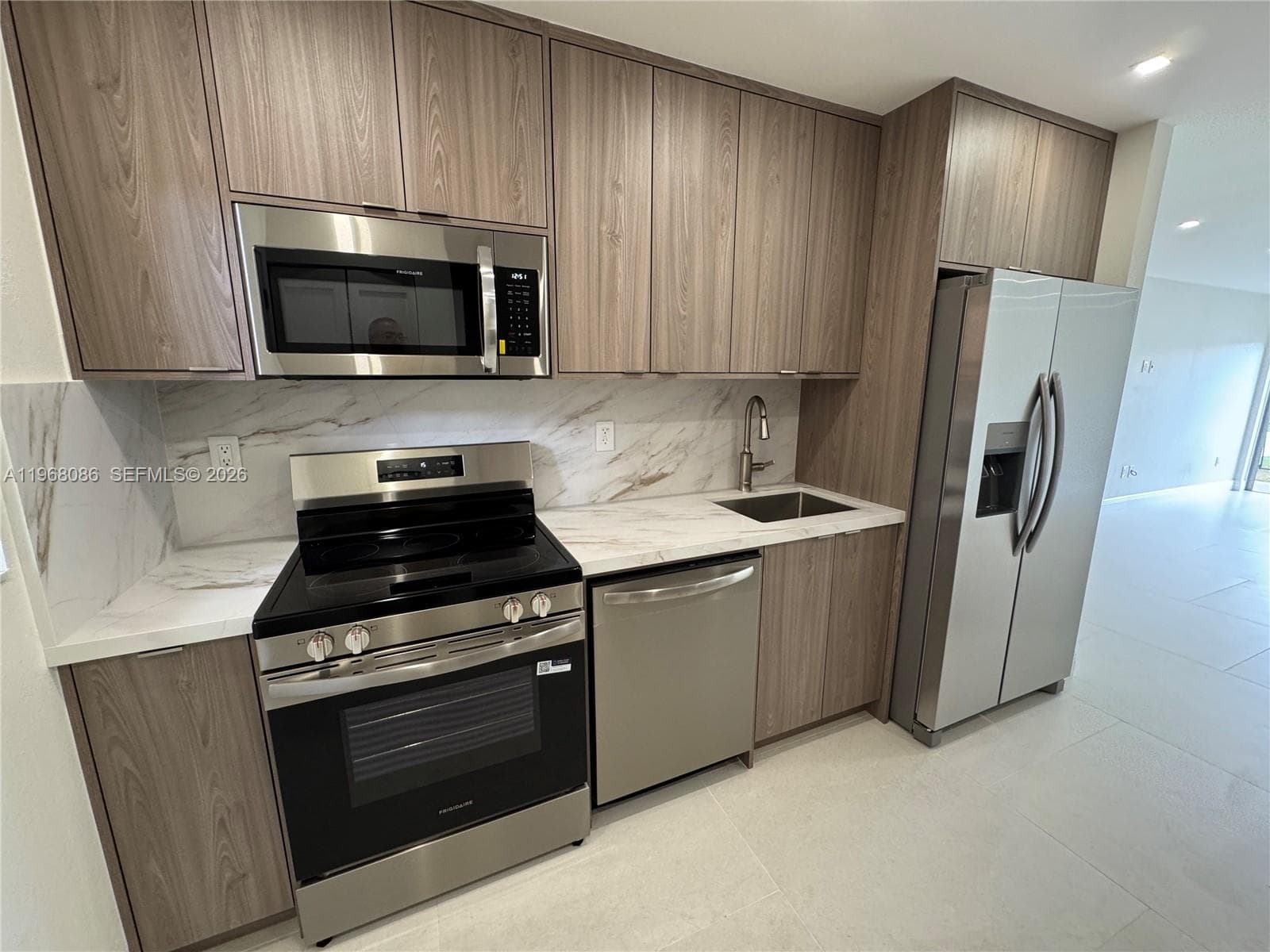 1900 W 54th St # 219, Hialeah FL 33012 — 3