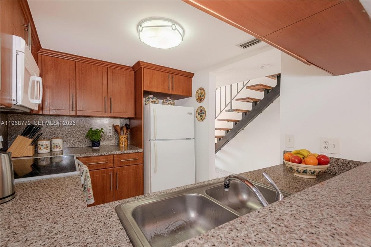 1082 W 79th St # 25, Hialeah FL 33014 — 11