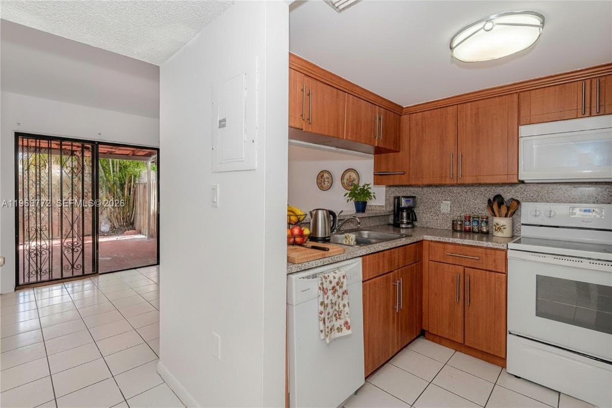 1082 W 79th St # 25, Hialeah FL 33014 — 8