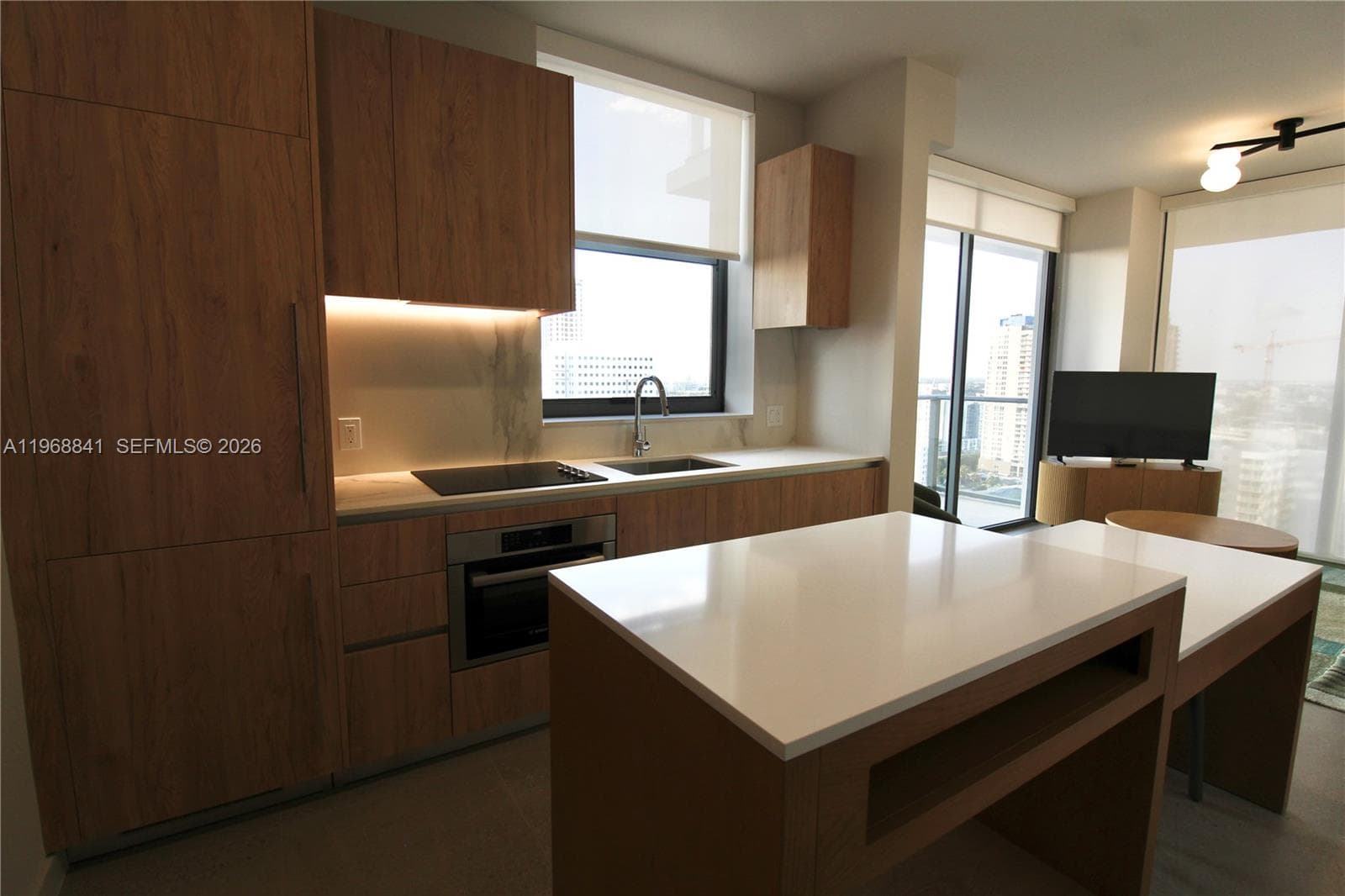 11 NE 6 St # 2114, Miami FL 33132 — 2