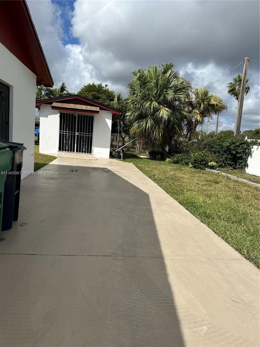 15200 SW 109 ave, Miami FL 33157 — 18
