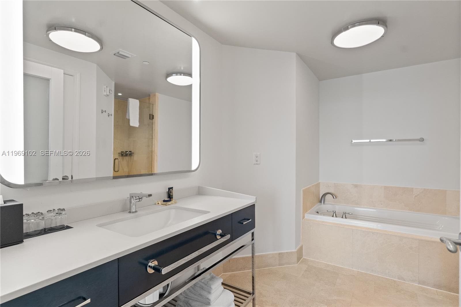 4401 Collins Ave # 1706, Miami Beach FL 33140 — 33