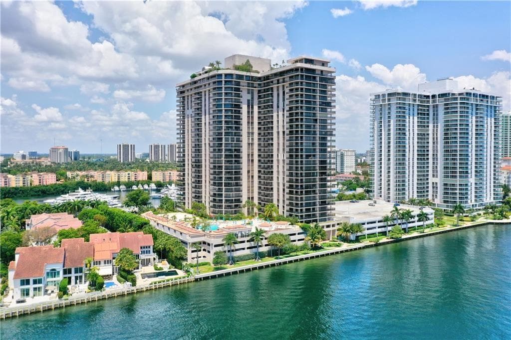 19667 Turnberry Way, Miami FL 33180 — 33