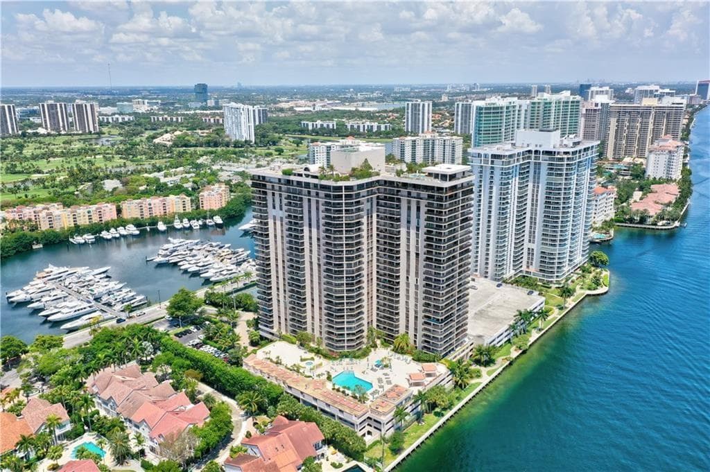 19667 Turnberry Way, Miami FL 33180 — 37