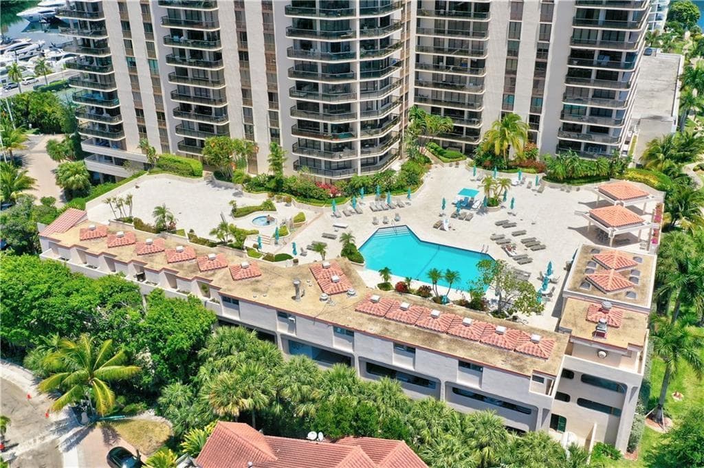 19667 Turnberry Way, Miami FL 33180 — 44