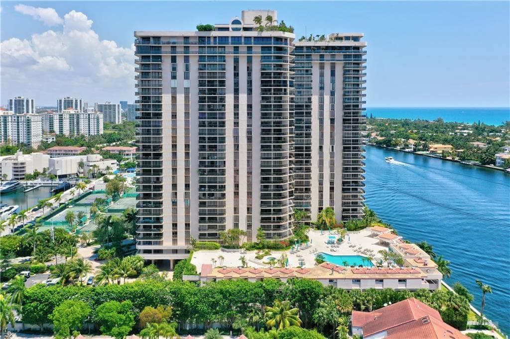 19667 Turnberry Way, Miami FL 33180 — 40