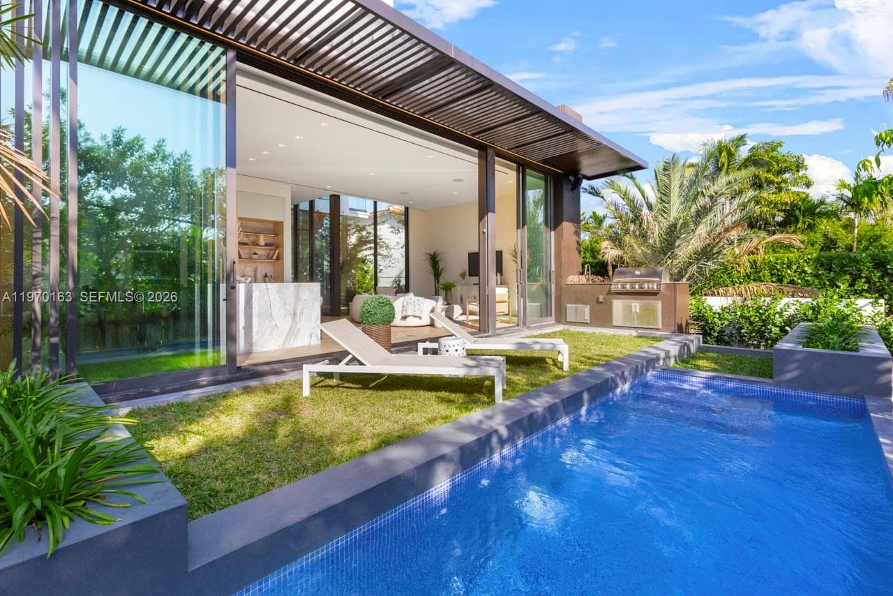 536 W 51st St, Miami Beach FL 33140 — 25