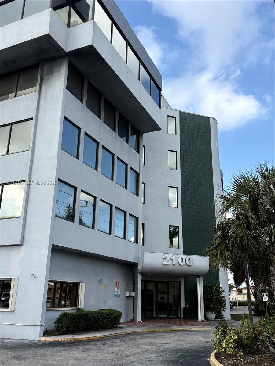 2100 W 76th St # 206, Hialeah FL 33016 — 1