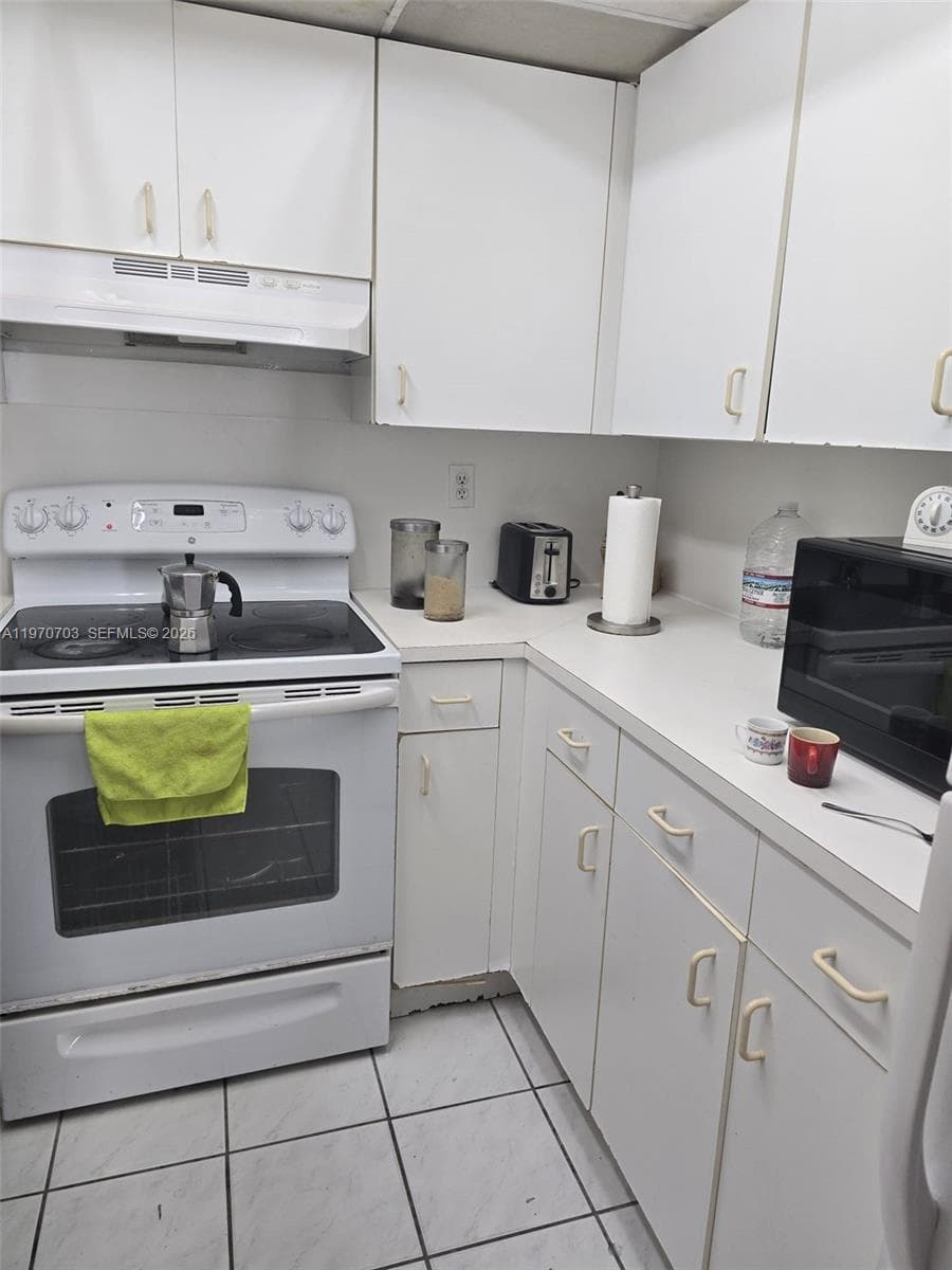 9688 Fontainebleau Blvd # 409, Miami FL 33172 — 7