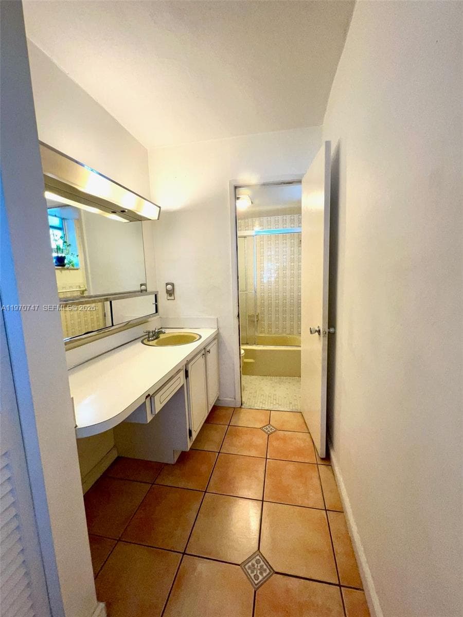 1658 Bay Rd # 203, Miami Beach FL 33139 — 17