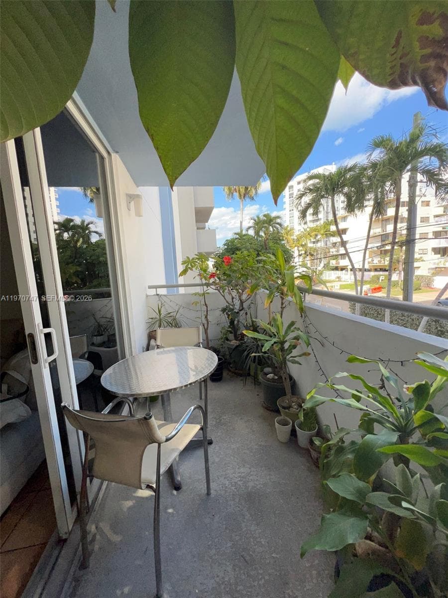 1658 Bay Rd # 203, Miami Beach FL 33139 — 1