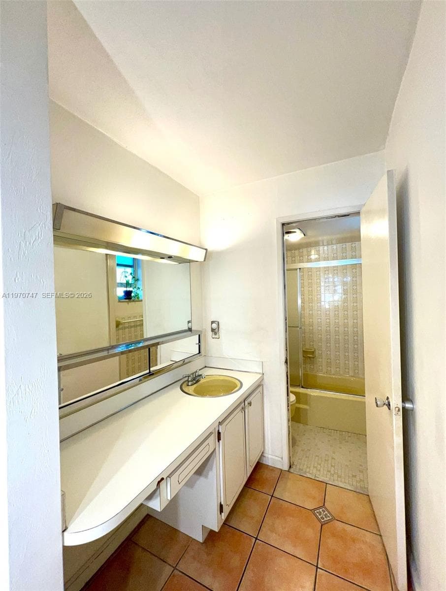 1658 Bay Rd # 203, Miami Beach FL 33139 — 30
