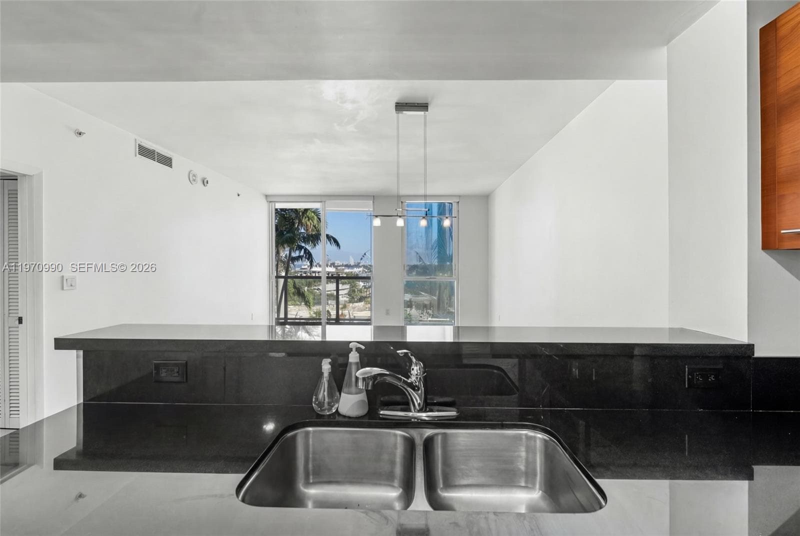253 NE 2nd St # 1007, Miami FL 33132 — 13