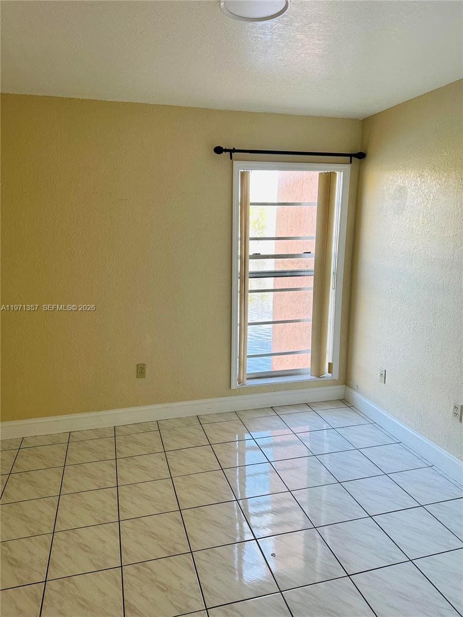 4705 NW 7th St # 7, Miami FL 33126 — 7