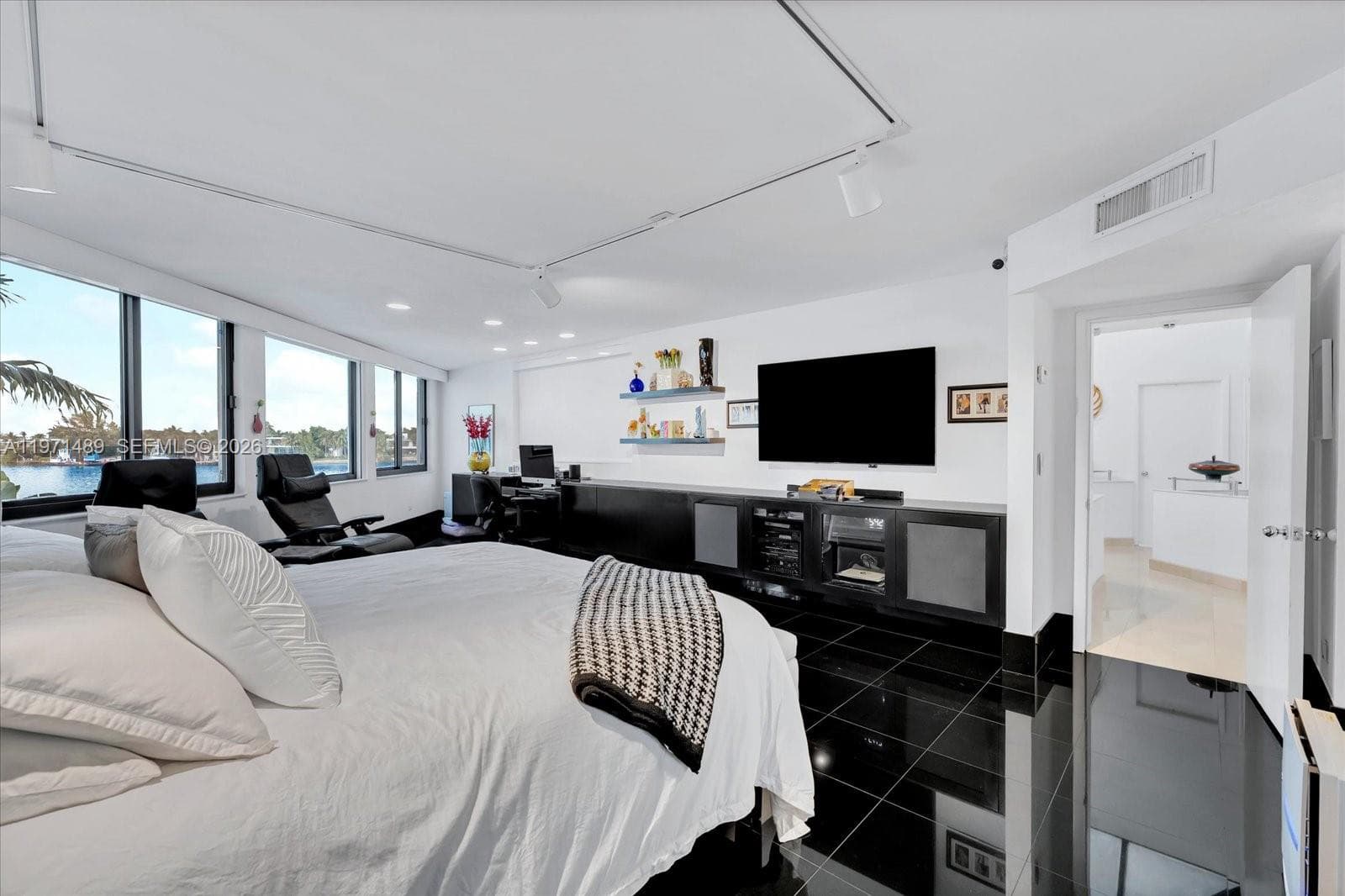 279 N Hibiscus Dr, Miami Beach FL 33139 — 39