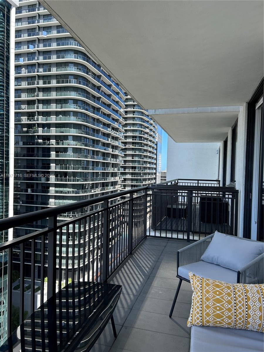 999 SW 1st Ave # 2114, Miami FL 33130 — 17