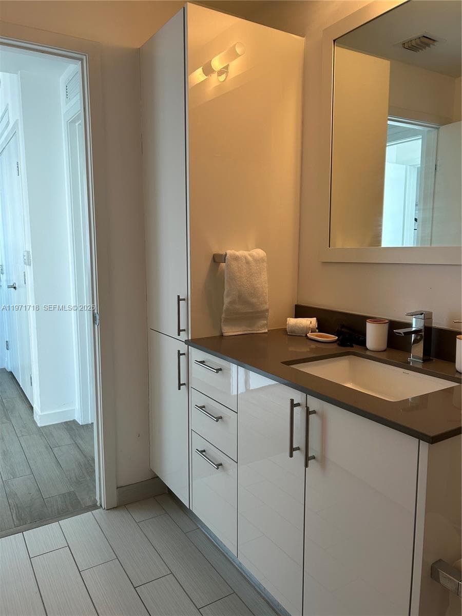 999 SW 1st Ave # 2114, Miami FL 33130 — 24