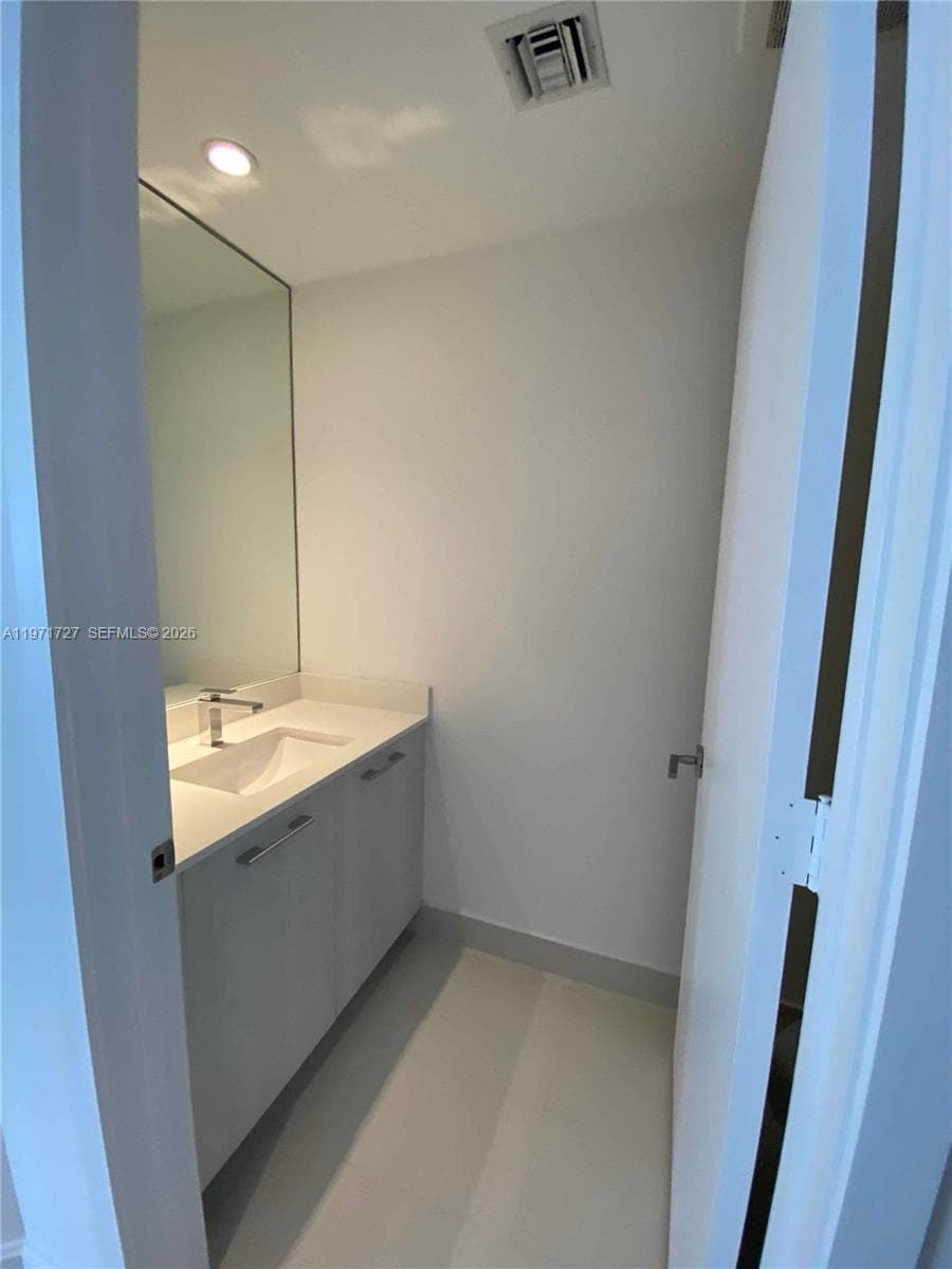 45 SW 9th St # 3703, Miami FL 33130 — 45