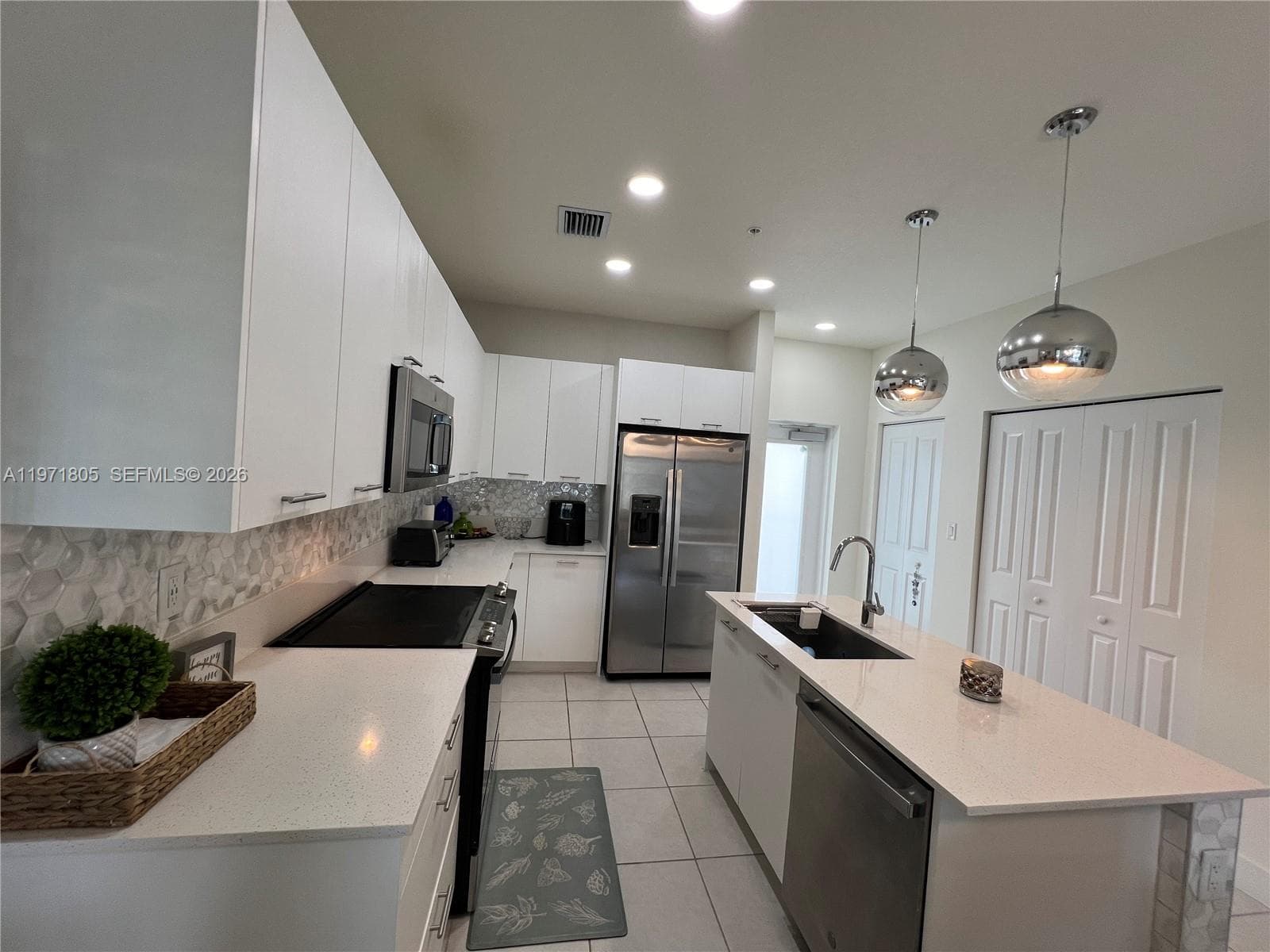 8001 NW 41ST ST # 406, Doral FL 33166 — 8