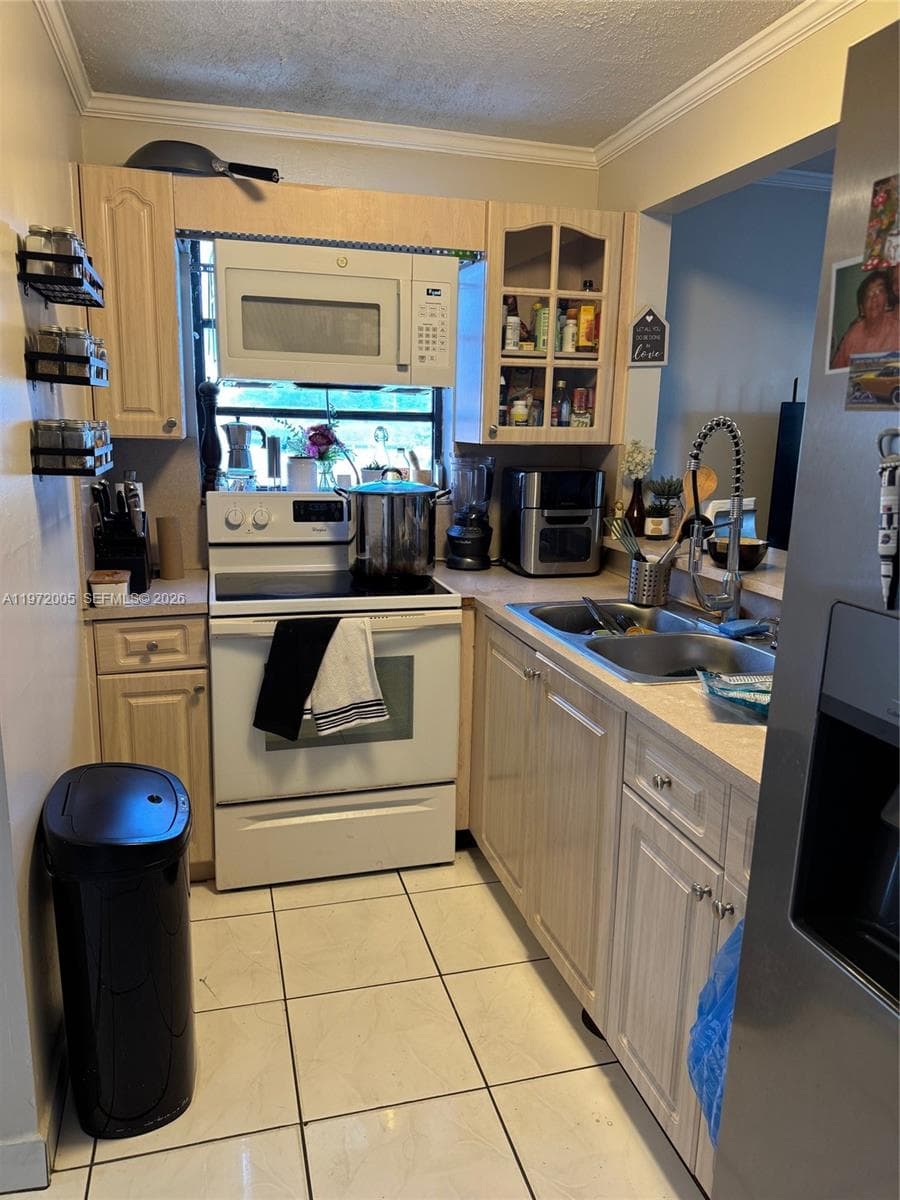 952 E 19th St, Hialeah FL 33013 — 6