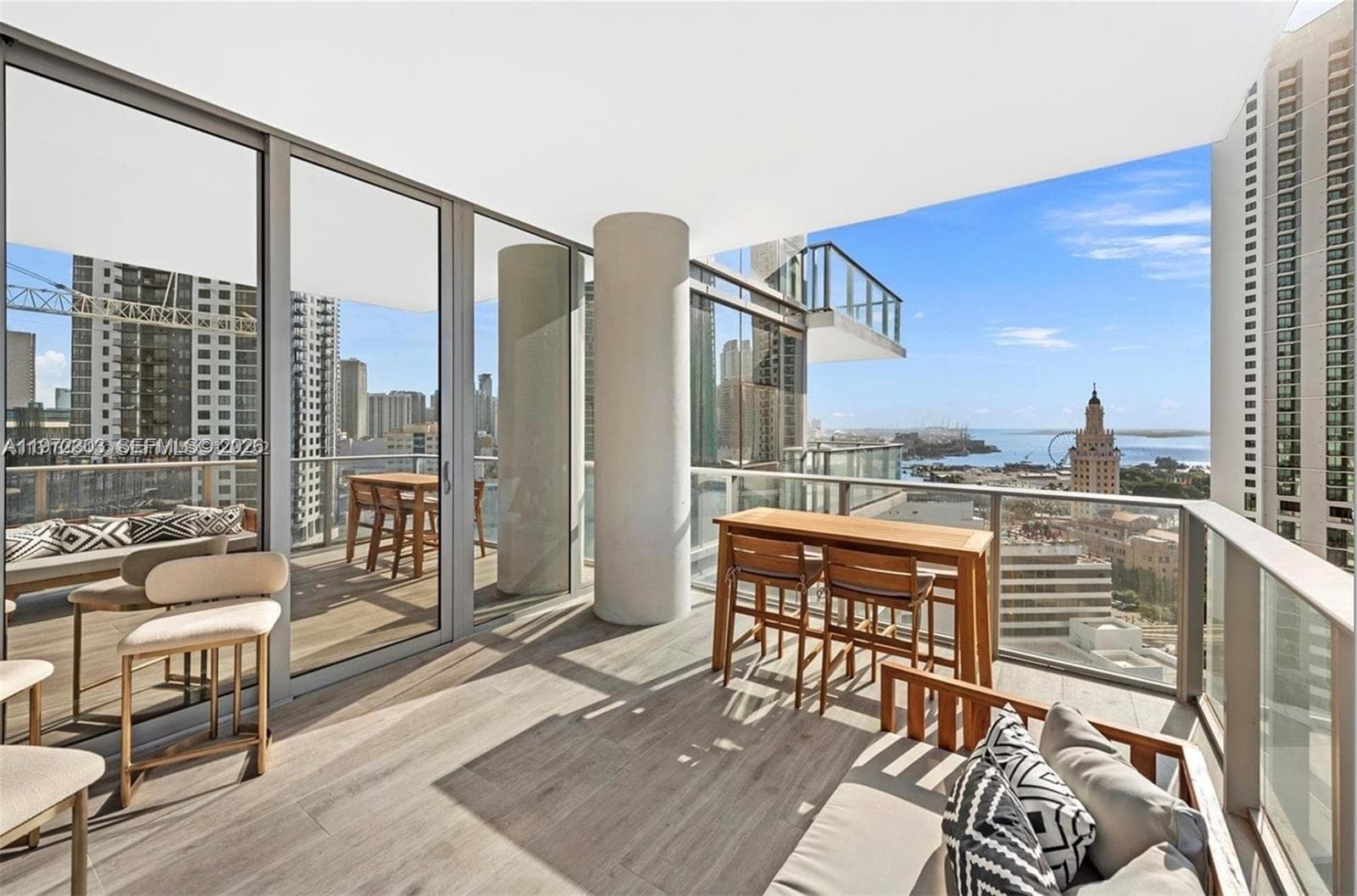851 NE 1st Ave # 1712, Miami FL 33132 — 17