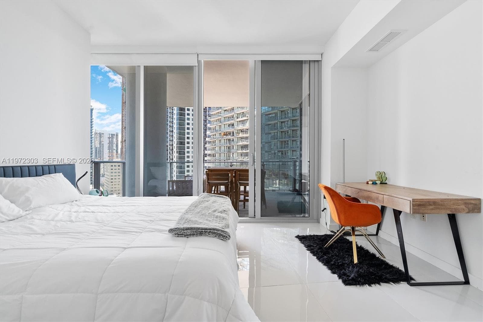 851 NE 1st Ave # 1712, Miami FL 33132 — 33