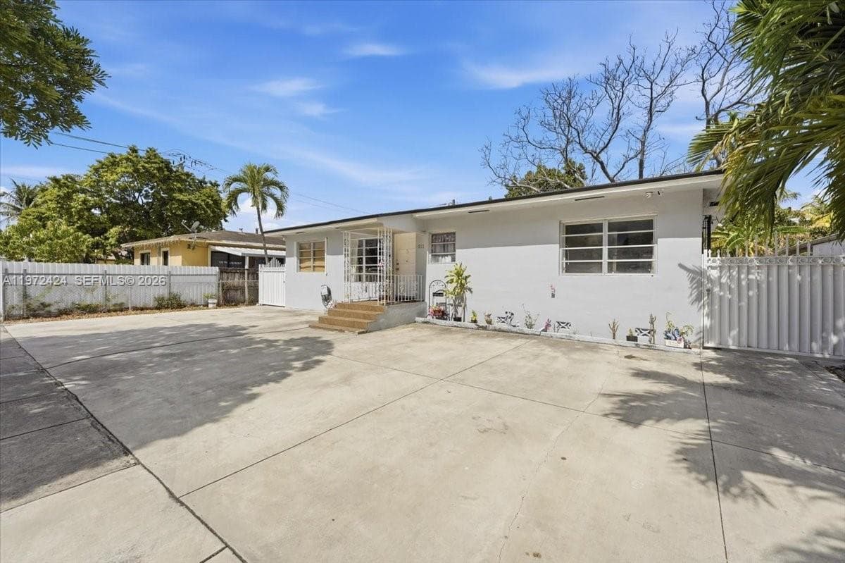 511 E 27th St, Hialeah FL 33013 — 2