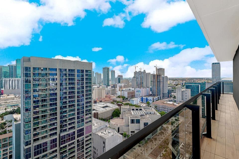 398 NE 5th St # 2418, Miami FL 33132 — 32
