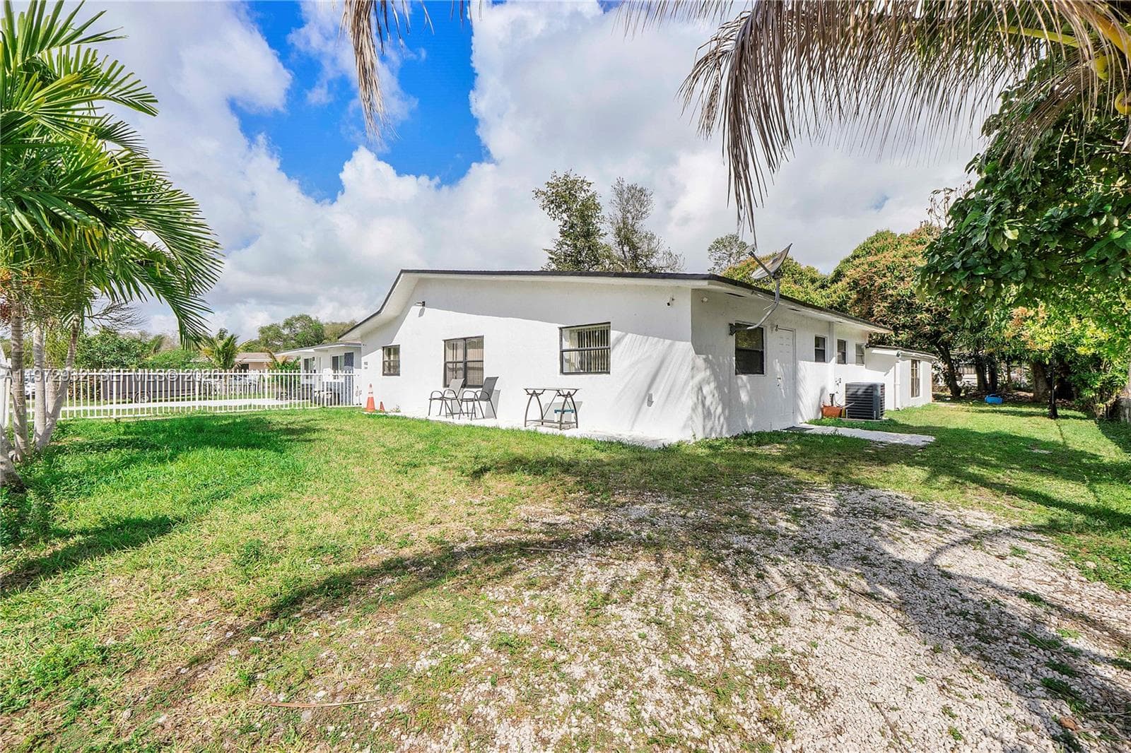 1563 NE 148th St, Miami FL 33161 — 2