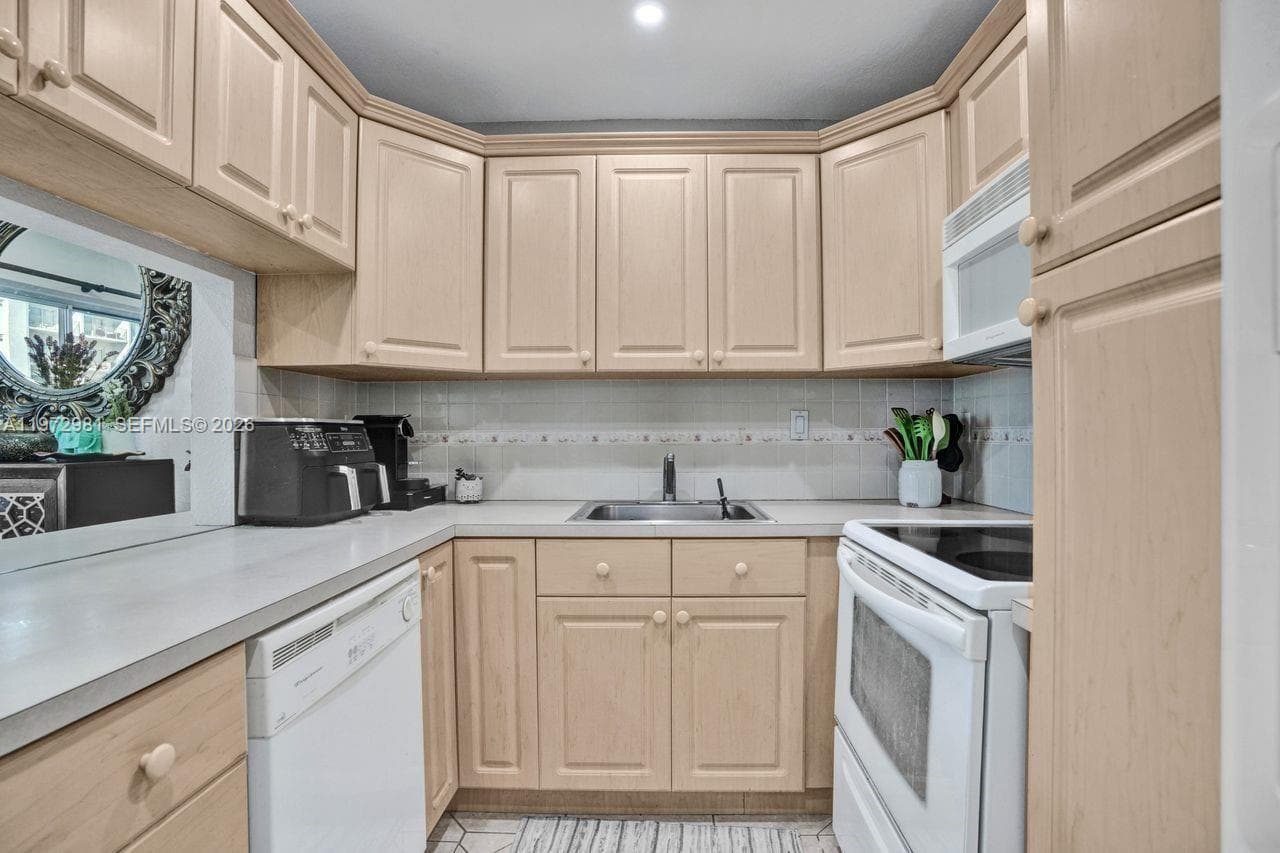 3665 NE 167th St # 208, North Miami Beach FL 33160 — 12
