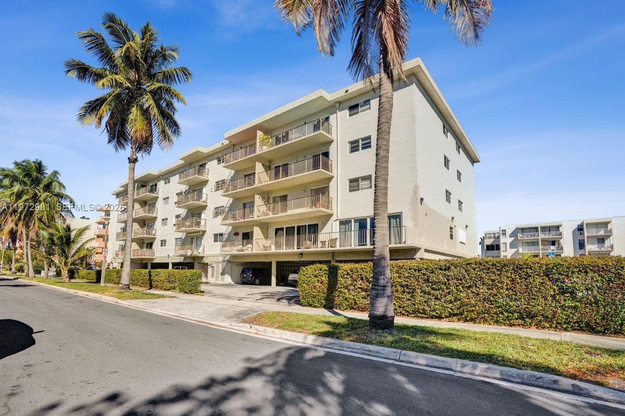 3665 NE 167th St # 208, North Miami Beach FL 33160 — 33