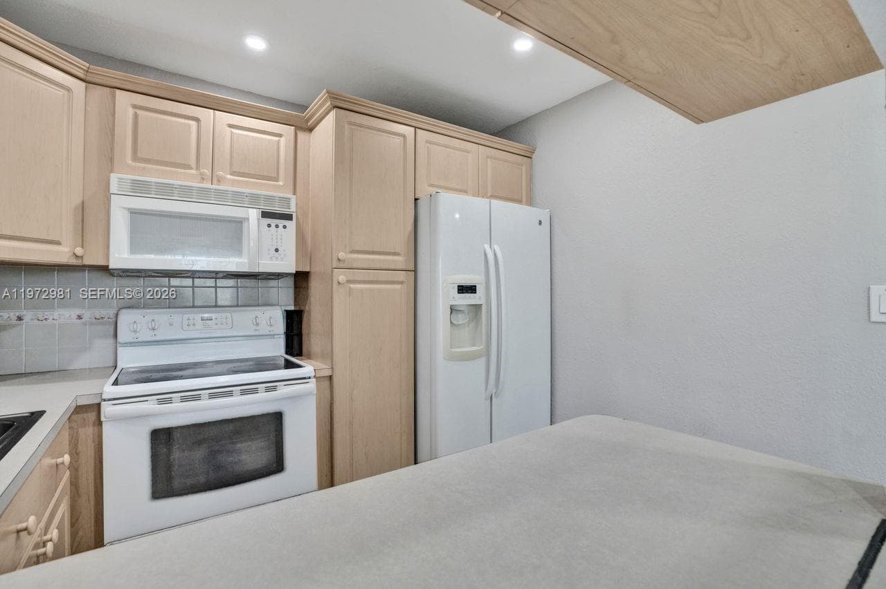 3665 NE 167th St # 208, North Miami Beach FL 33160 — 14