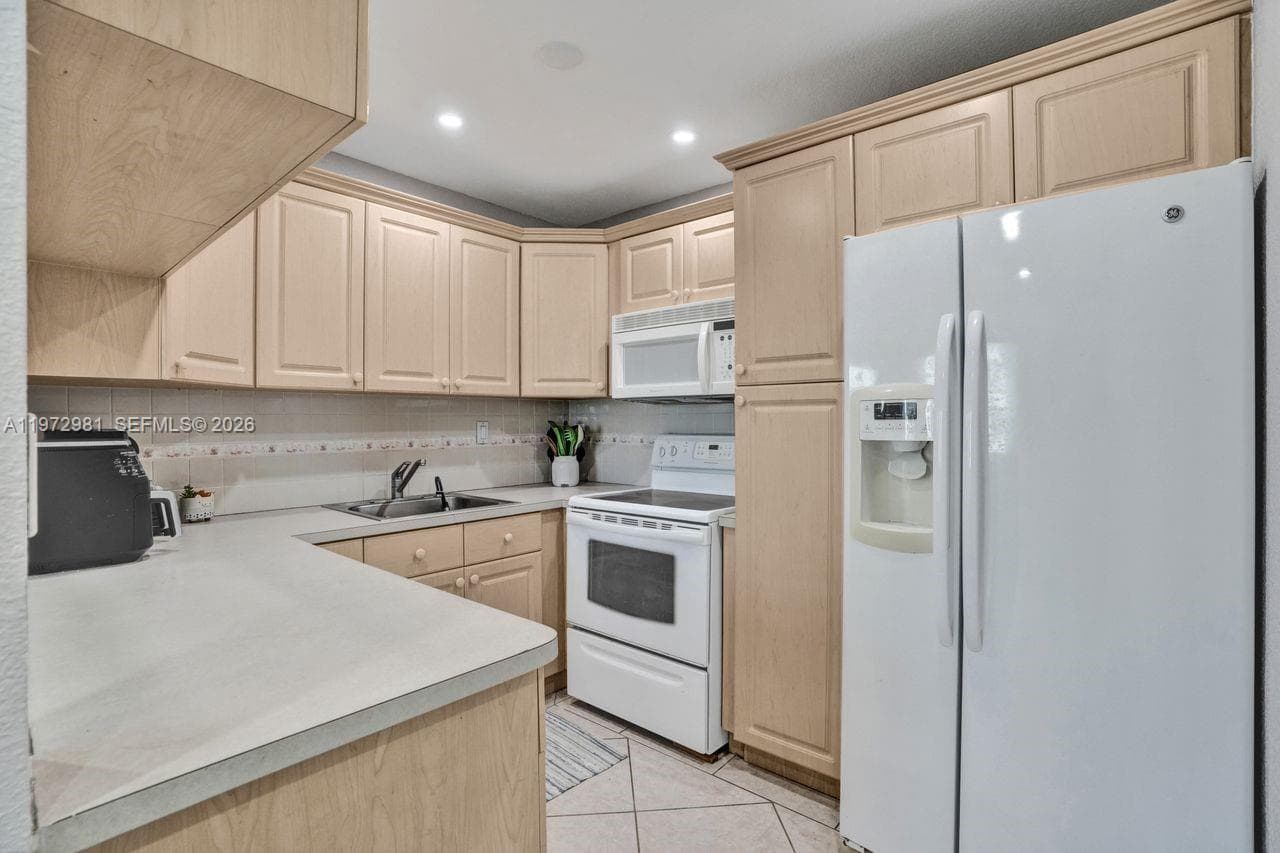 3665 NE 167th St # 208, North Miami Beach FL 33160 — 11