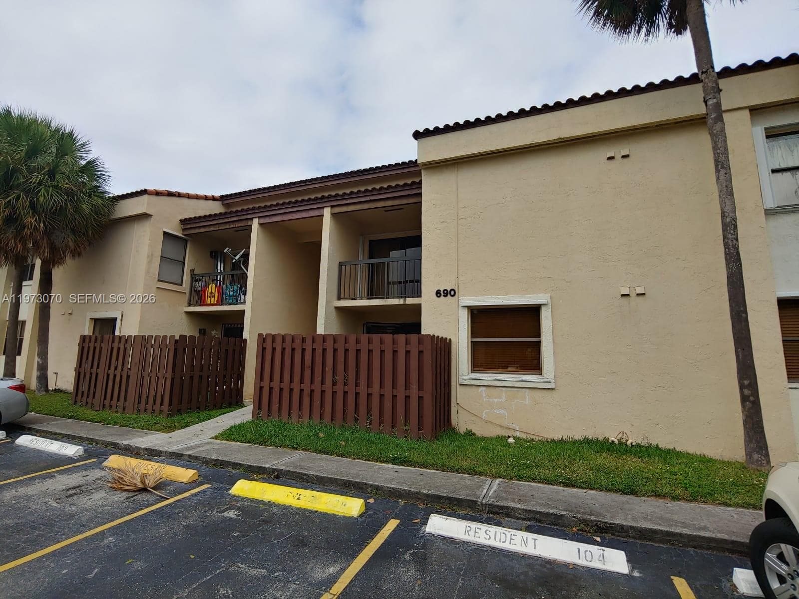 690 W Park Dr # 204, Miami FL 33172 — 2