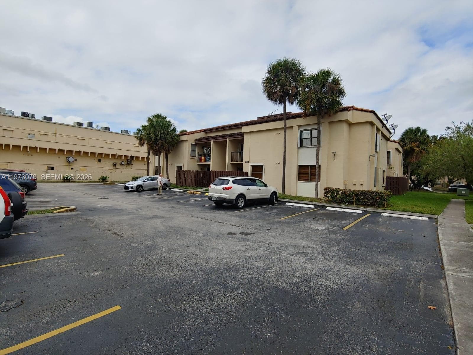 690 W Park Dr # 204, Miami FL 33172 — 3