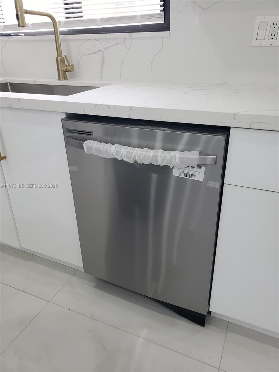 150 NE 169th Ter, North Miami Beach FL 33162 — 16