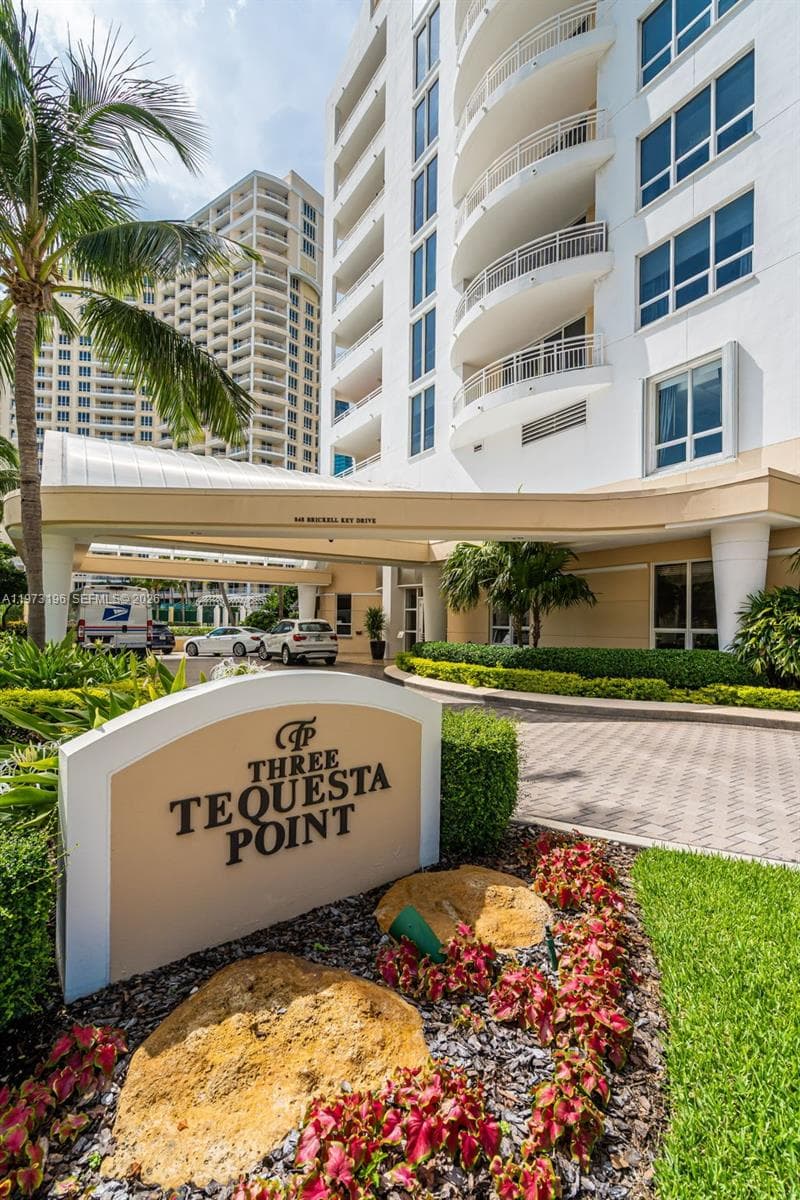 848 Brickell Key Dr, Miami FL 33131 — 39