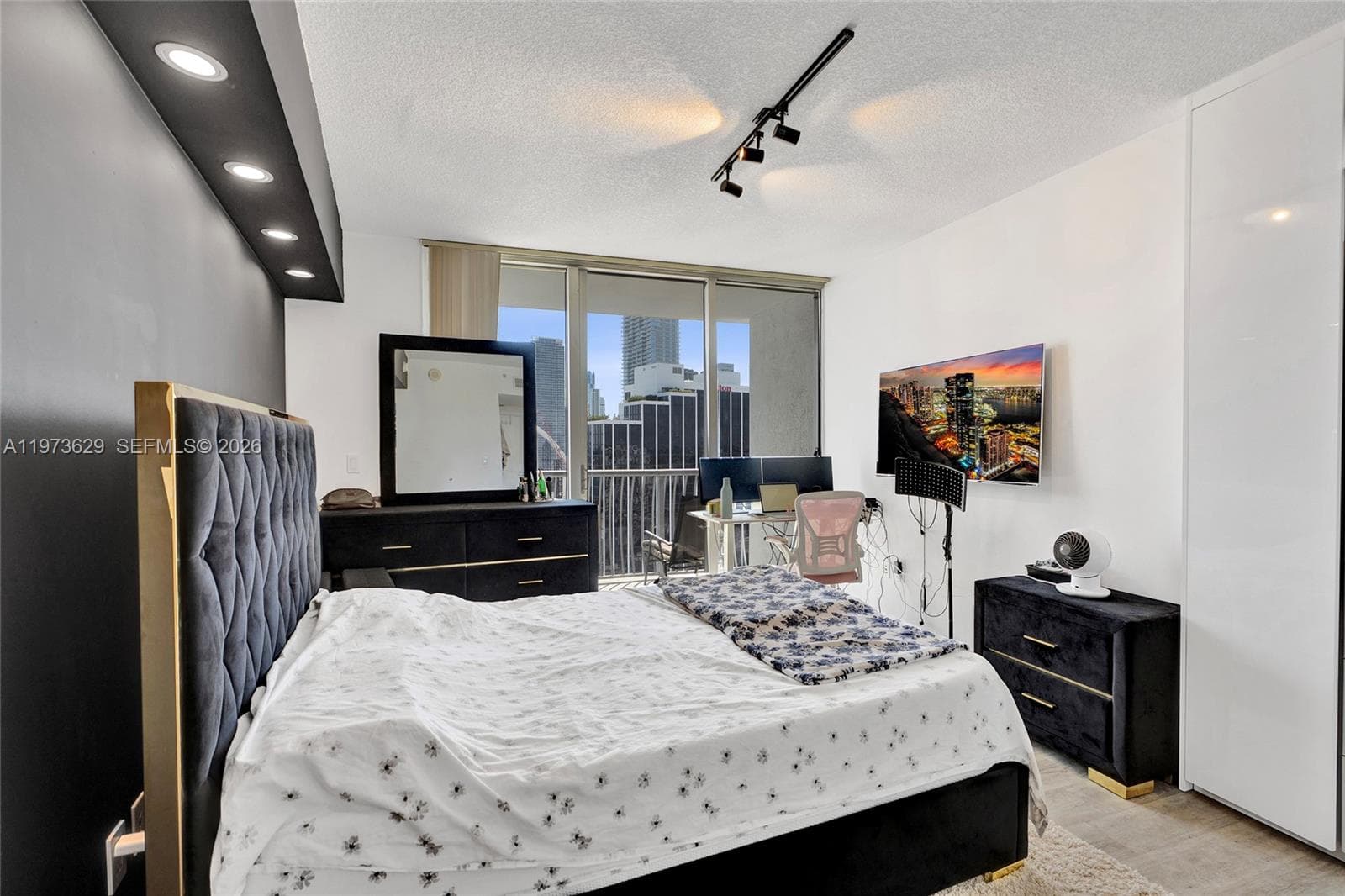 1750 N Bayshore Dr # 2510, Miami FL 33132 — 19