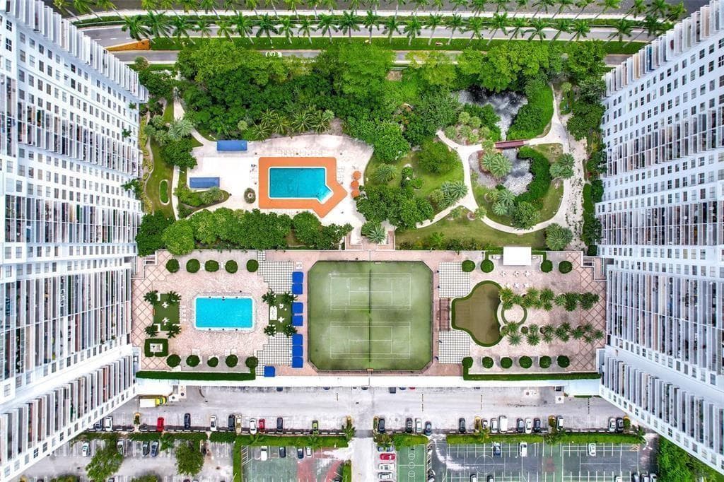 2851 NE 183 # 05, Aventura FL 33160 — 20