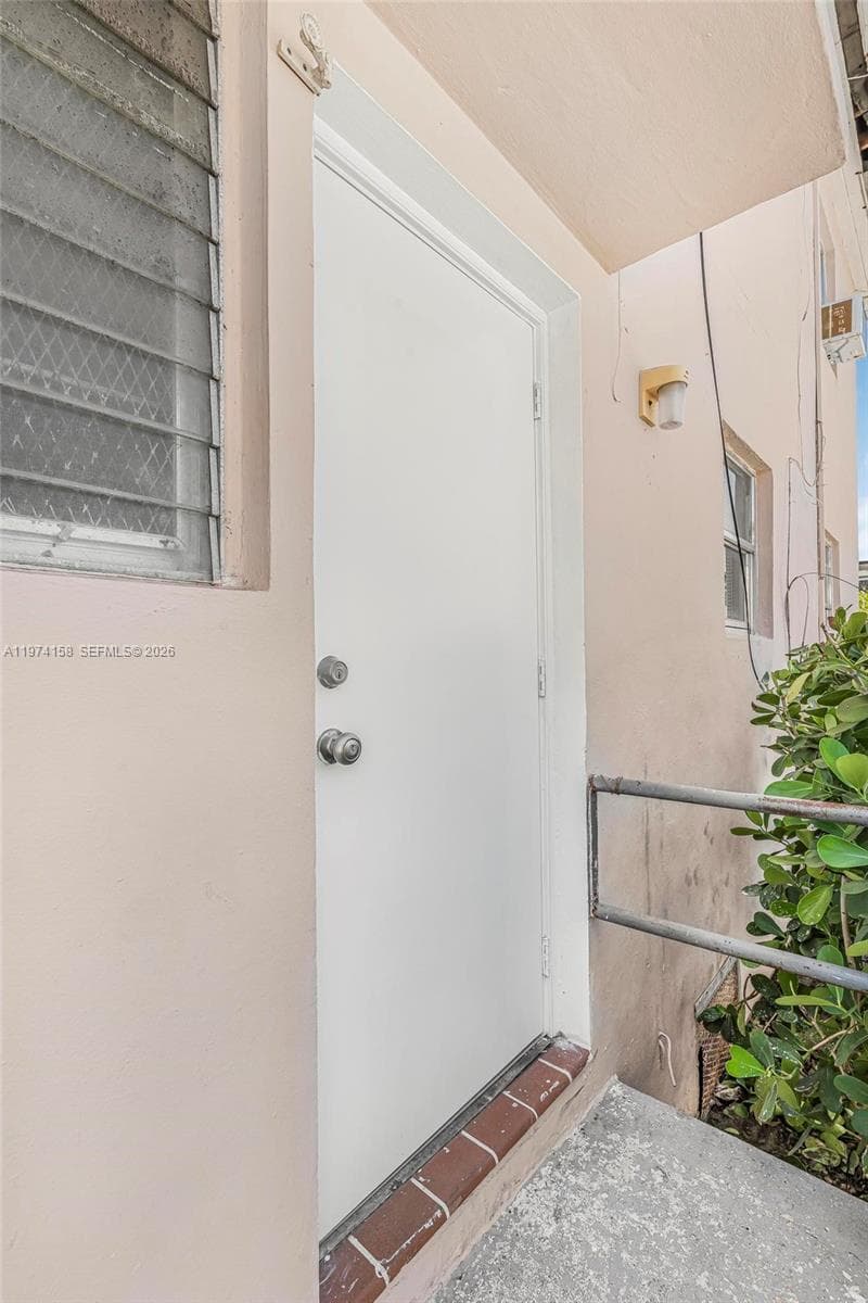 8031 Hawthorne Ave, Miami Beach FL 33141 — 17