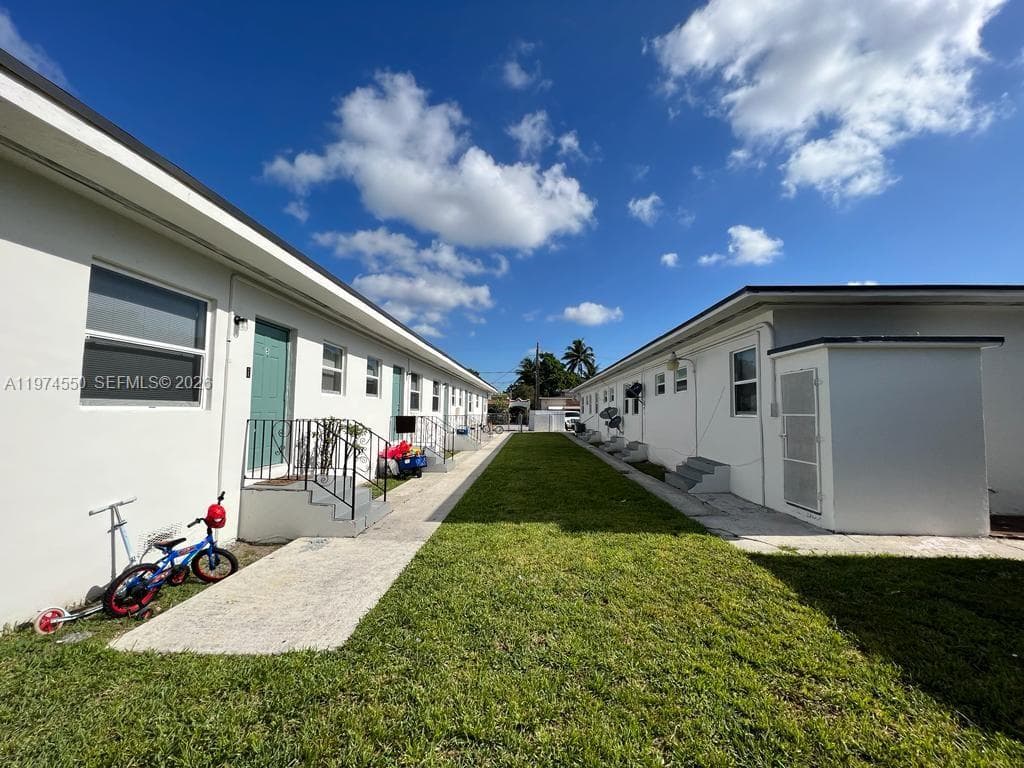 2150 NW 24th St, Miami FL 33142 — 2