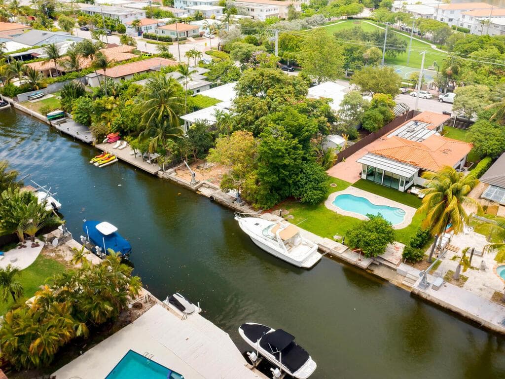 7820 Hawthorne Avenue, Miami Beach FL 33141 — 32