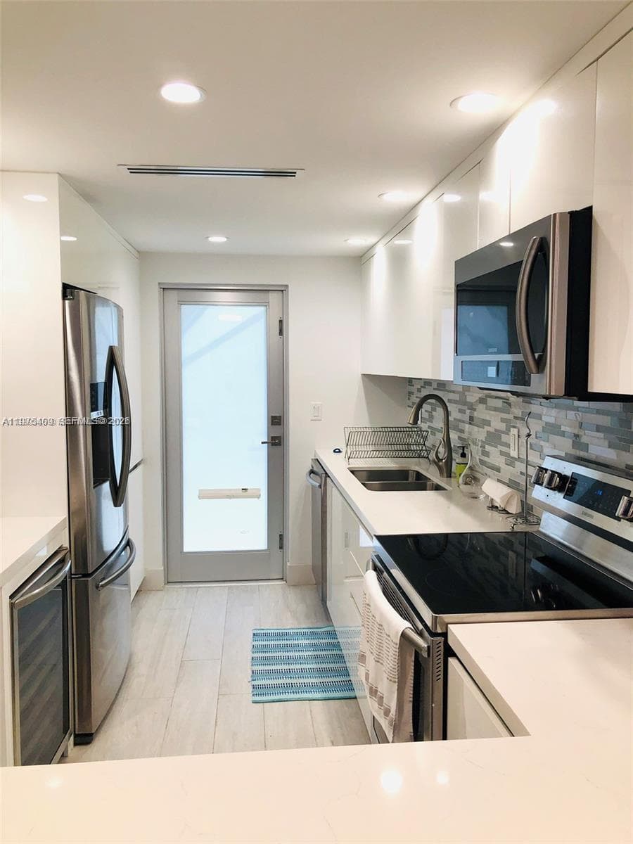 881 Ocean Dr, Key Biscayne FL 33149 — 32