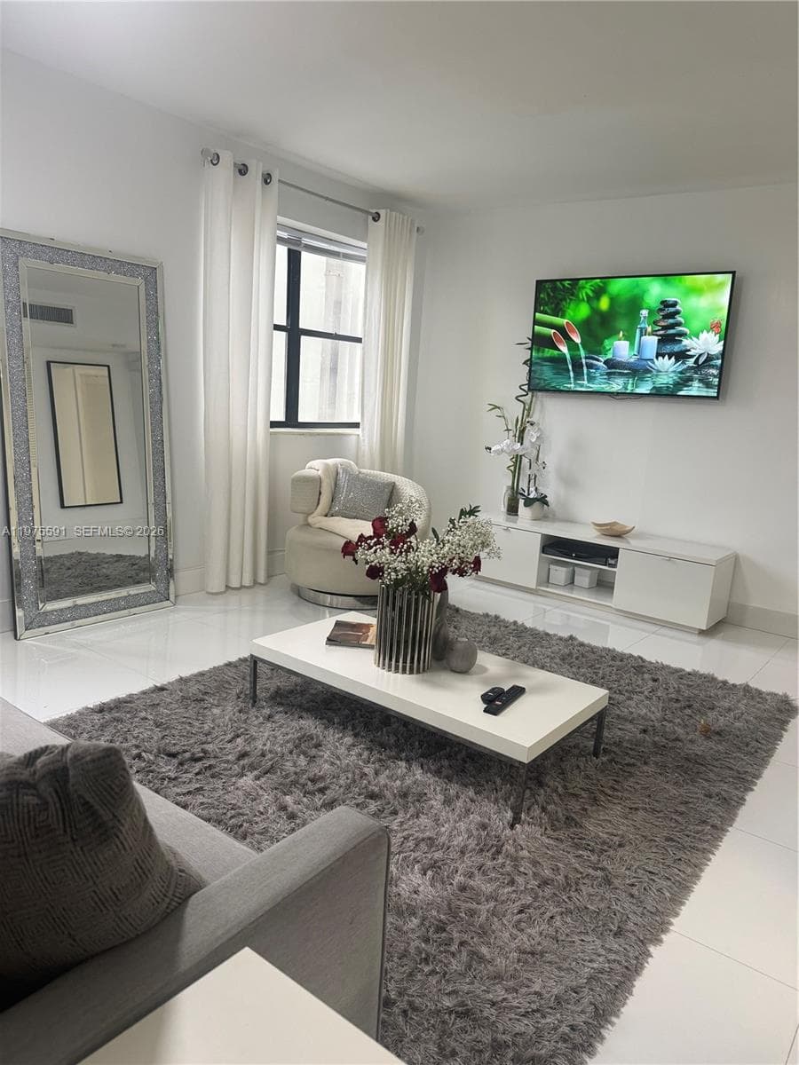 1390 Ocean Dr # 304, Miami Beach FL 33139 — 13