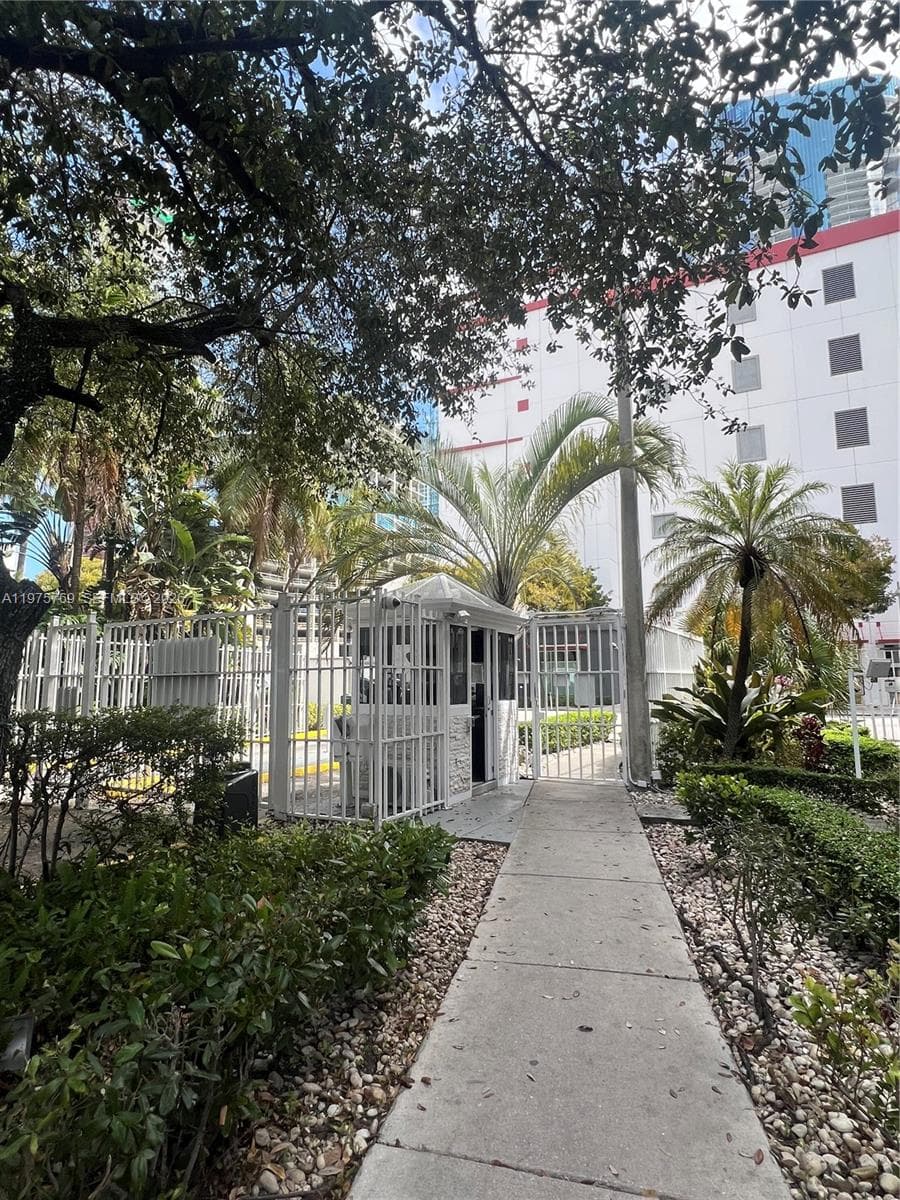 850 N Miami Ave # 1808, Miami FL 33136 — 36