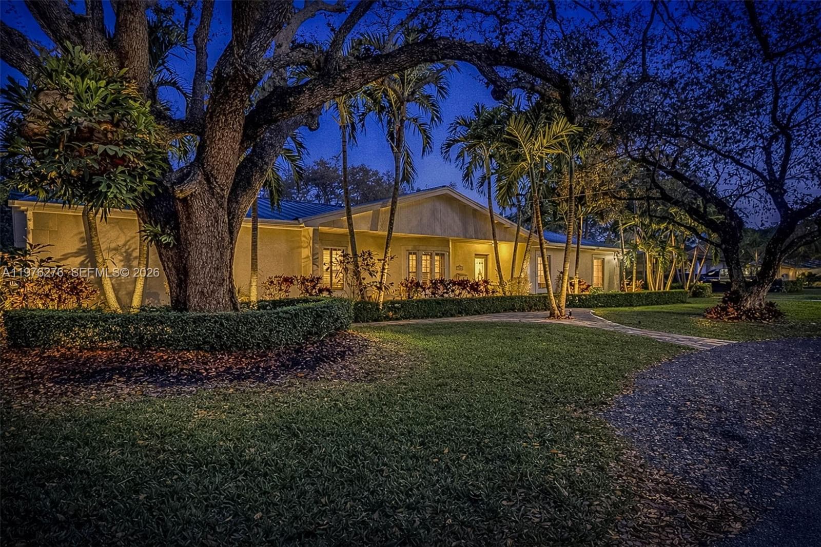 15401 SW 81 Av, Palmetto Bay FL 33157 — 33