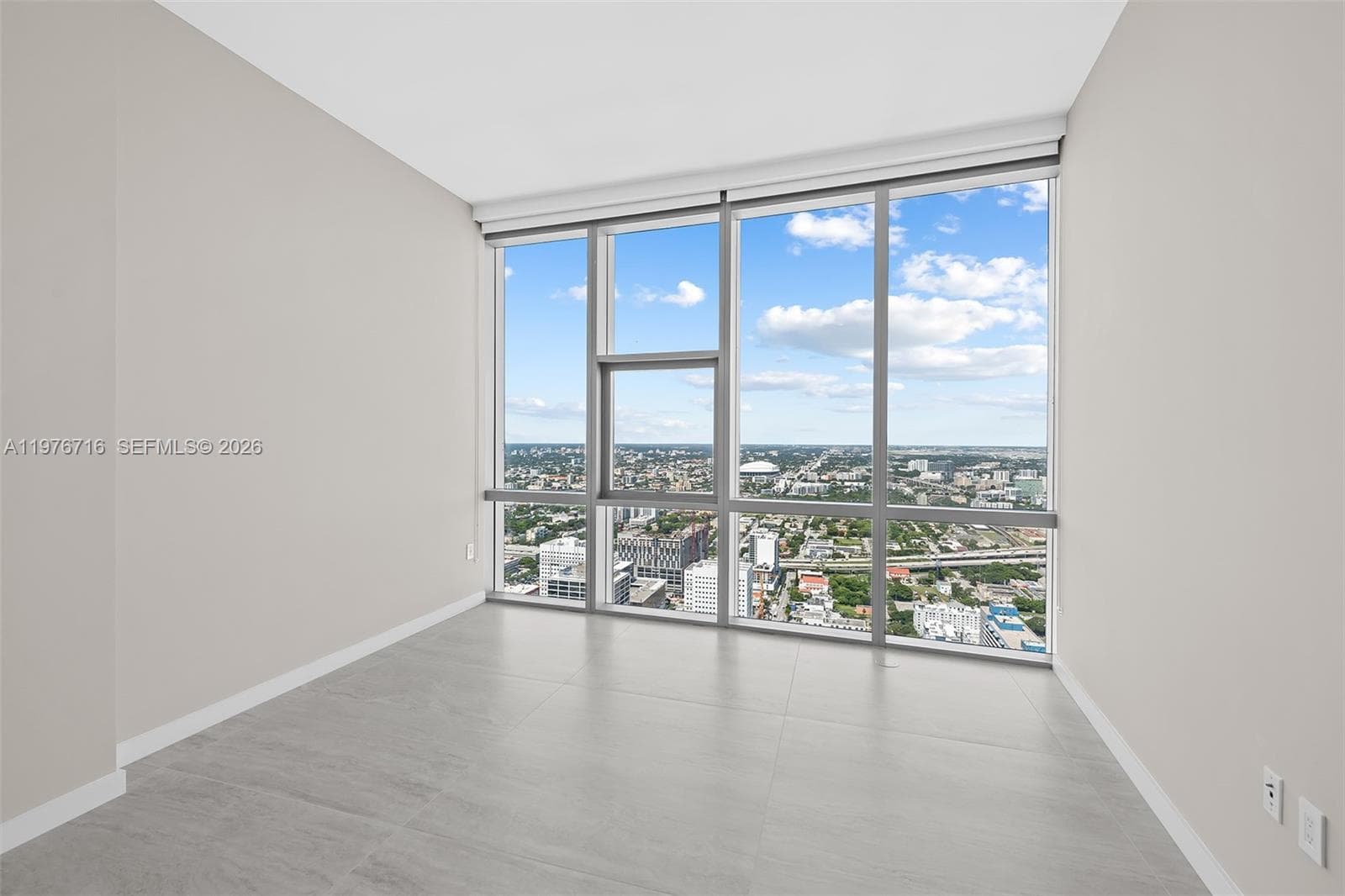 851 NE 1st Ave # 5402, Miami FL 33132 — 25