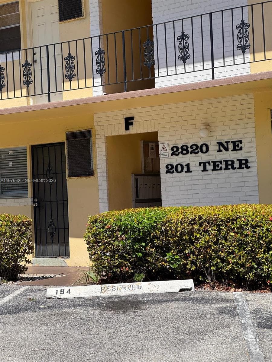 2820 NE 201st Ter # F215, Aventura FL 33180 — 2