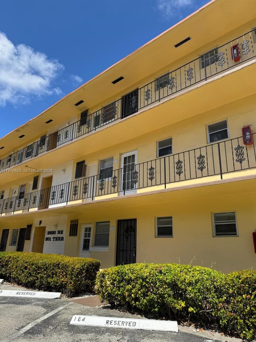 2820 NE 201st Ter # F215, Aventura FL 33180 — 1