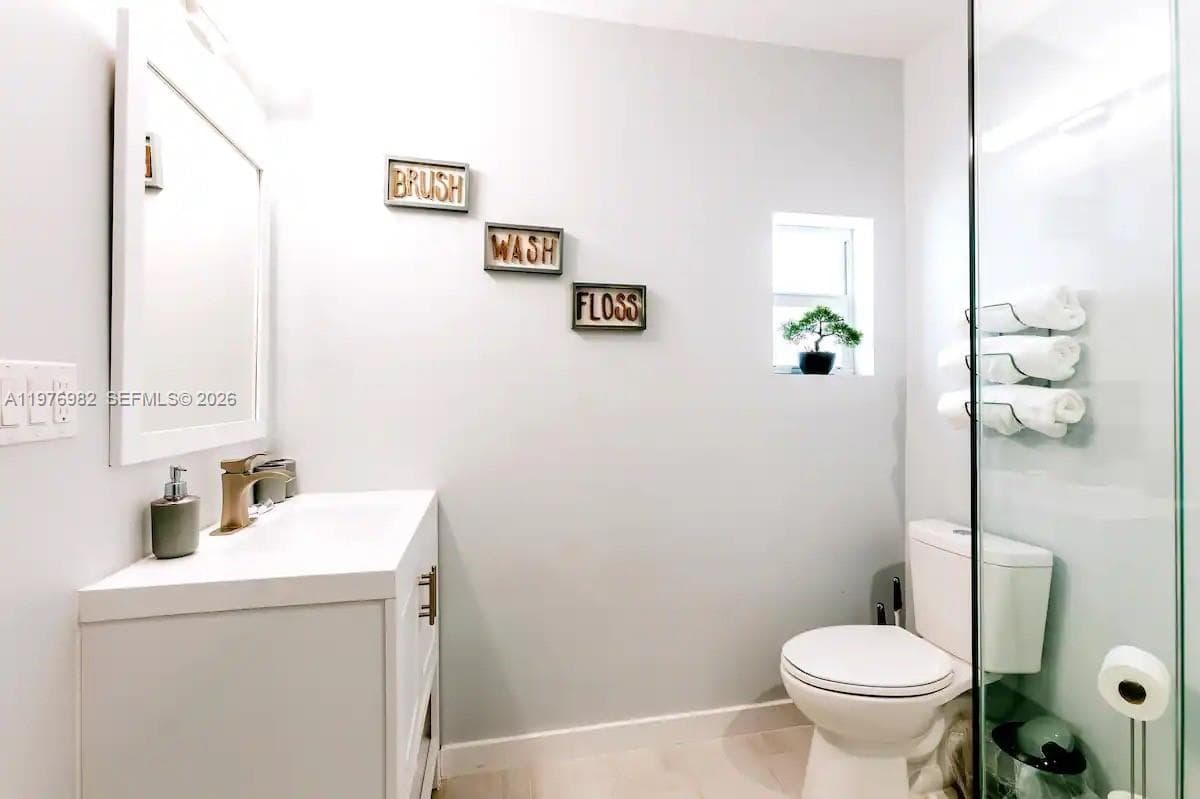1647 NW 29th Ave, Miami FL 33125 — 23